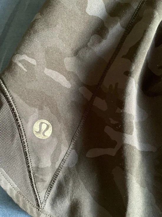 lululemon athletica Hottie Hot Low Rise Shorts size 8 - Picture 6 of 6